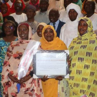 النساء العاملات بوازرة النقل والطيران المدني والأرصاد الجوية يكرما الوزيرة فاطمة قوكوني وداي علي جهودها المبذولة لصالح نساء الوزارة.