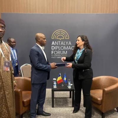 تشاد - كوسوفو: رئيس الدبلوماسية التشادية يتحاور مع رئيسة دولة كوسوفو