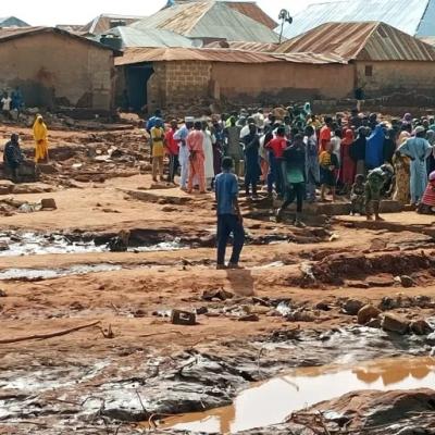 نيجيريا – ارتفاع حصيلة ضحايا فيضانات ولاية النيجر إلى 151 قتيلاً وتشريد آلاف السكان